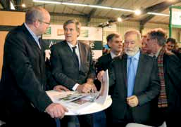 Le ministre Stéphane Le Foll, et Bruno Dupont, président du Sival, font une halte au stand d'Agrosemens, tenu par Cyriaque Crosnier Mangeat, co-fondateur de la société.