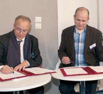 François Houllier, PDG de l’Inra, et Alain Delebecq, président de l’Itab, signent un accord de partenariat, le 27 février, sur le stand de l’Inra au Salon de l’agriculture, visant à renforcer la collaboration entre les deux structures.