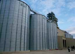 Le nouveau silo de 20 000 tonnes, tout automatisé et ventilé, qui vient d’entrer en fonction, bénéficie du fonds Avenir Bio de l’Agence Bio.